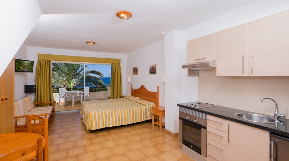 Superior Studio, 2 Twin Beds, Ocean View | Living room | Flat-screen TV