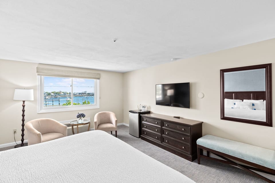Standard Room, 1 King Bed, Non Smoking, Harbor View | Premium bedding, blackout drapes, iron/ironing board, cribs/infant beds