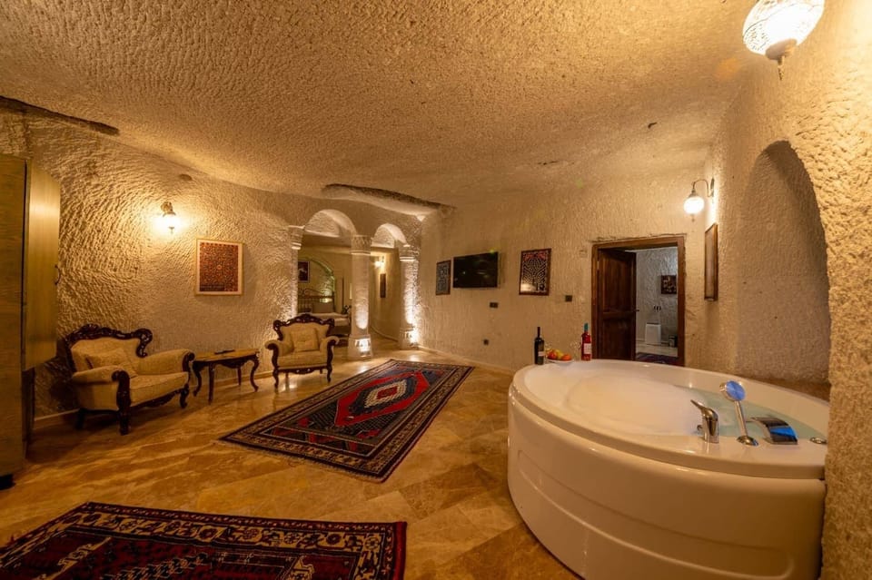 Royal Room | Bathroom | Hair dryer, slippers, towels, soap