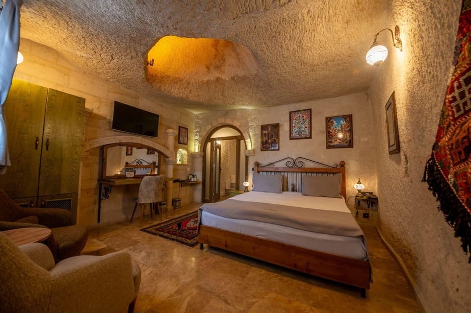 Luxury Room | Desk, laptop workspace, soundproofing, iron/ironing board