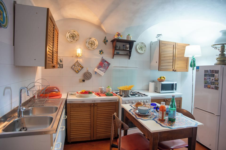 Family Apartment, Multiple Bedrooms (La Casa Nel Cuore di Sanremo) | Private kitchen | Fridge, microwave, oven, stovetop