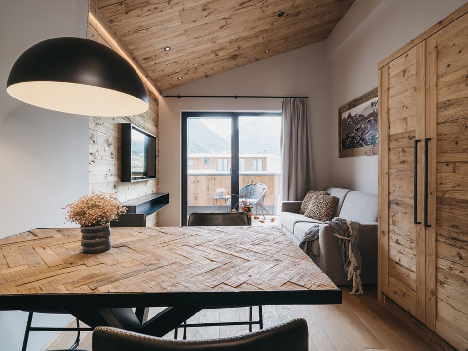 Standard Apartment | 1 Schlafzimmer | Living area | 24-inch TV with cable channels