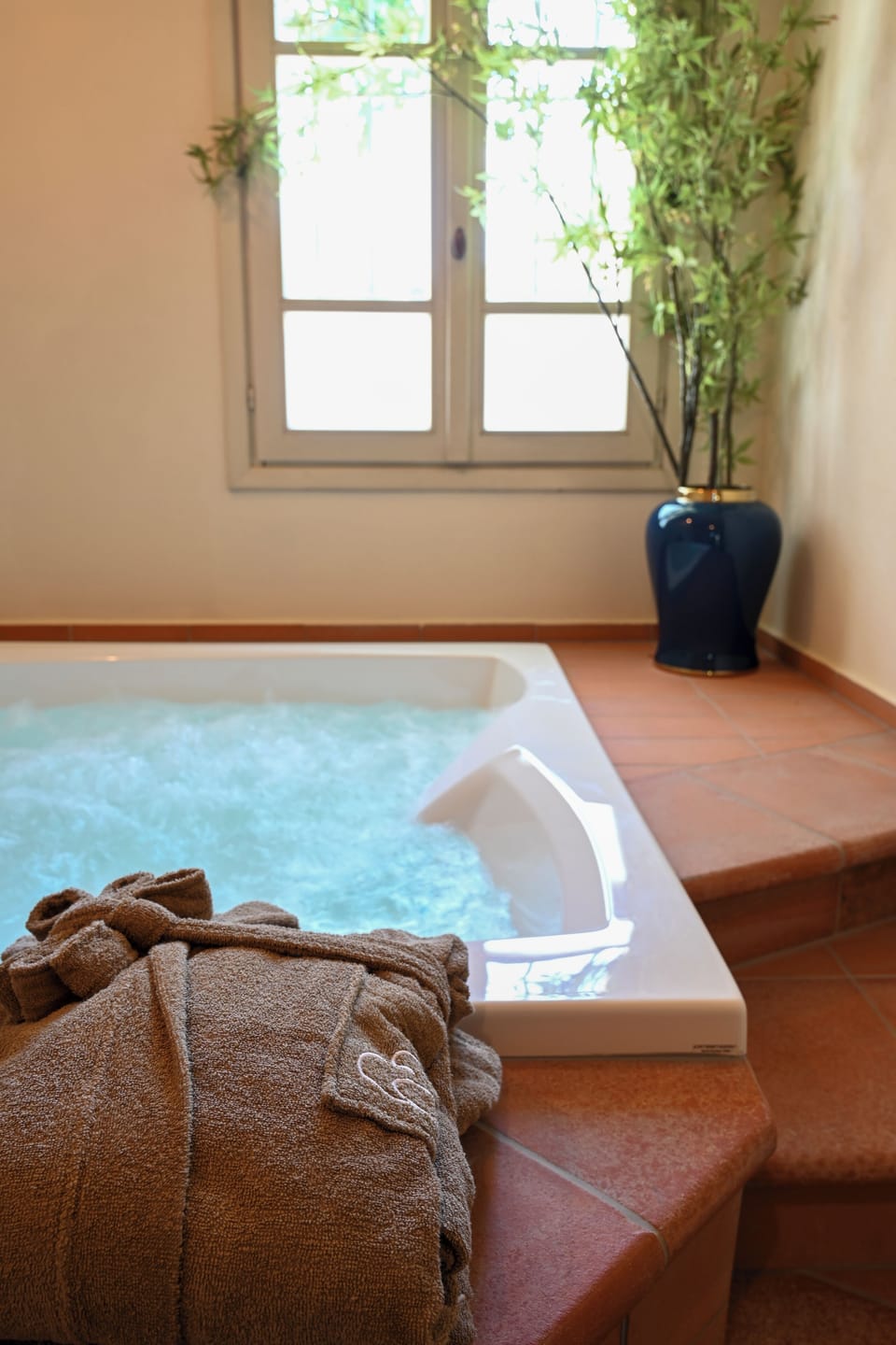 Indoor spa tub