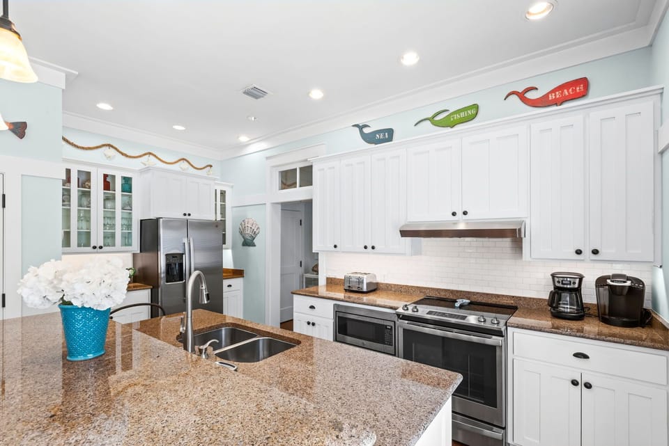 House, Multiple Beds, Patio, Garden View (A Whale's Tail) | Private kitchen