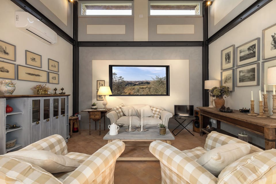 Elite Studio Suite, 1 Queen Bed, City View, Annex Building | Living area | 3-inch Smart TV with digital channels