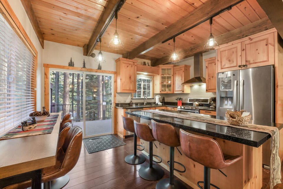 `Dining area`
