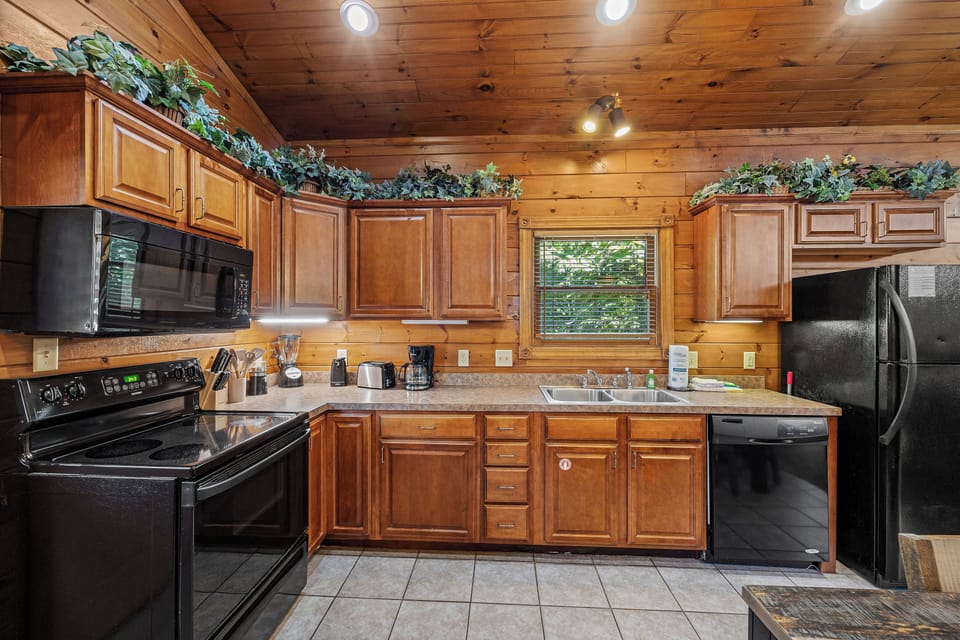 Fully equipped kitchen: silver/bake/cook/dinner-ware provided