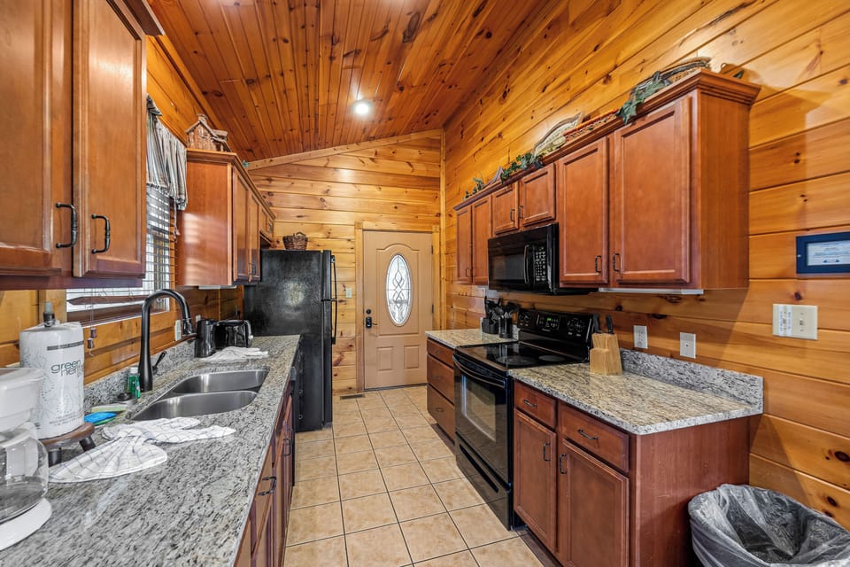 Fully equipped kitchen: bake/dinner/silver/cook-ware provided
