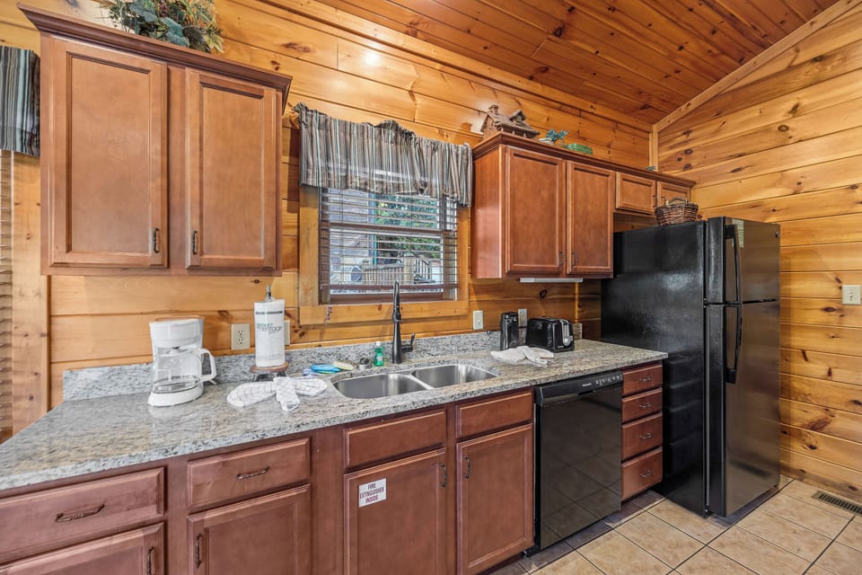 Fully equipped kitchen: bake/dinner/silver/cook-ware provided