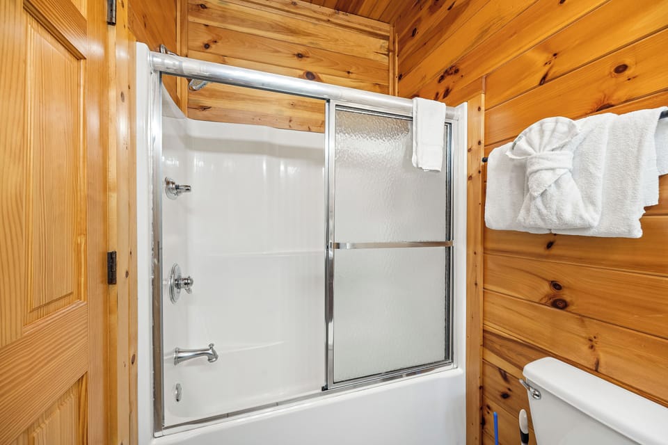 Entry level ensuite full bathroom with tub/shower combo