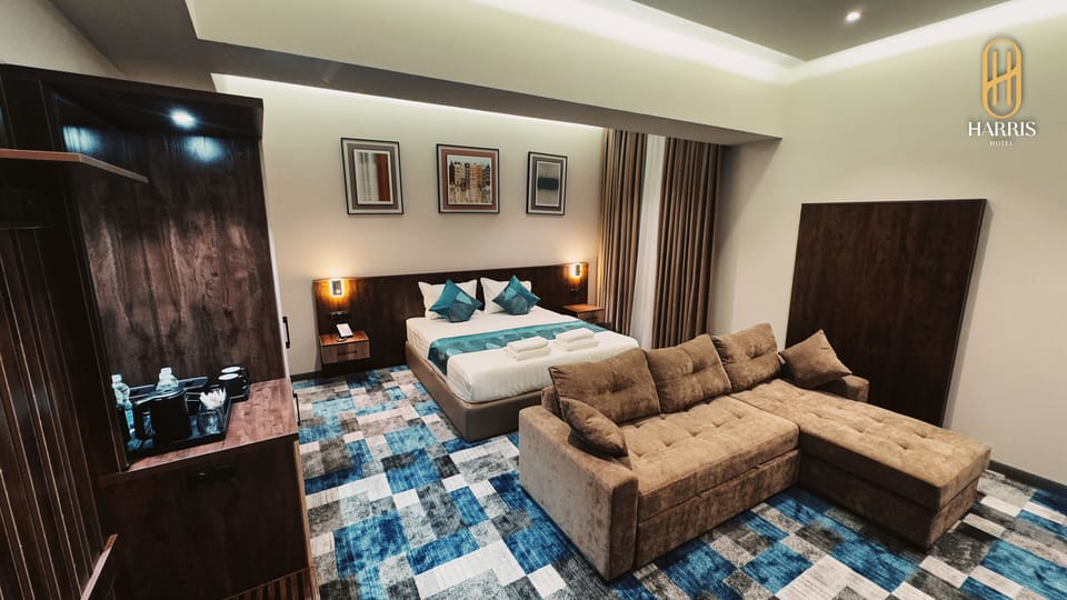 Luxury Suite | Desk, laptop workspace, soundproofing, WiFi (free)
