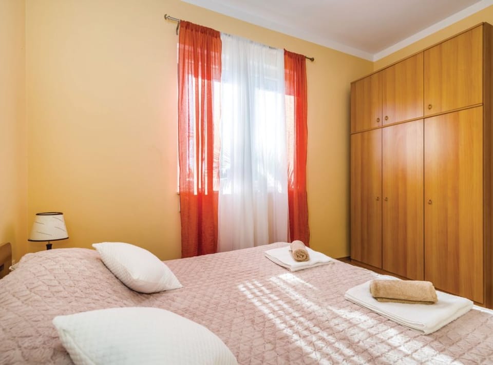 House (Six Bedroom Holiday Home with Pool) | 6 bedrooms, free WiFi