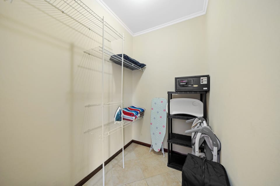 - Enjoy ample space for all your belongings in the walk-in closet of our townhouse in Noord Aruba. - Keep your belongings well-organized in our well-designed walk-in closet. - Maximize your storage space with our spacious and organized walk-in closet