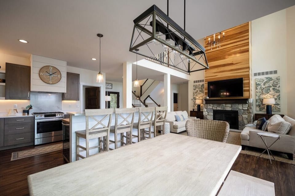 Kitchen Bar with 4 Stools