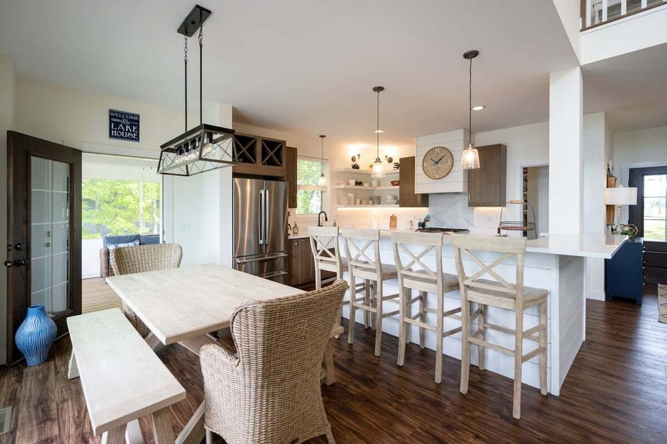 Dinning Area with Seating for 6 and 4 Bar Stools
