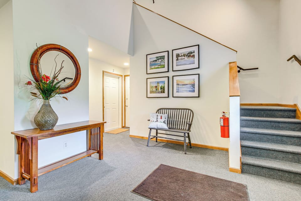Door County Townhome: Pool Access, 1 Mi to Beach! Apartment in Egg Harbor