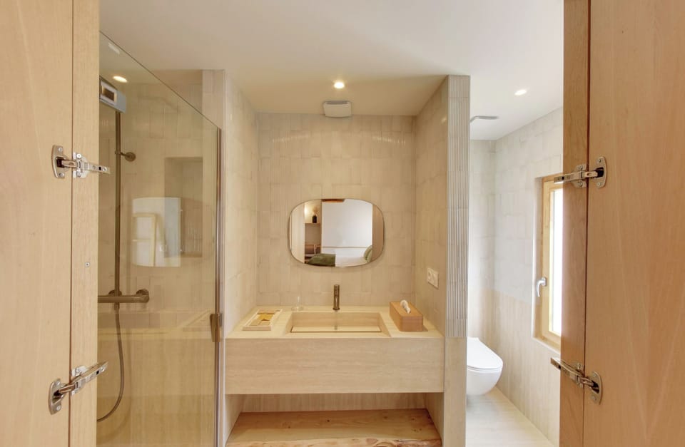 Superior Double Room | Bathroom | Shower, hair dryer, slippers, towels
