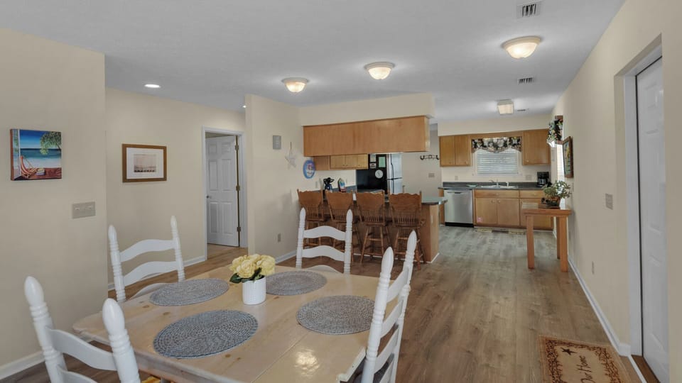 House, Multiple Beds, Patio, Garden View (Beach Daze) | In-room dining