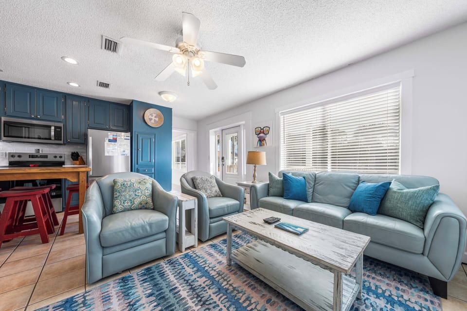 House, Multiple Beds, Pool Access, Pool View (Leo's Hideaway) | Living area | 42-inch flat-screen TV with digital channels