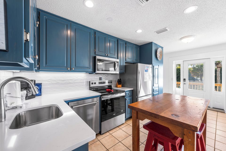 House, Multiple Beds, Pool Access, Pool View (Leo's Hideaway) | Private kitchen | Coffee/tea maker, dining tables