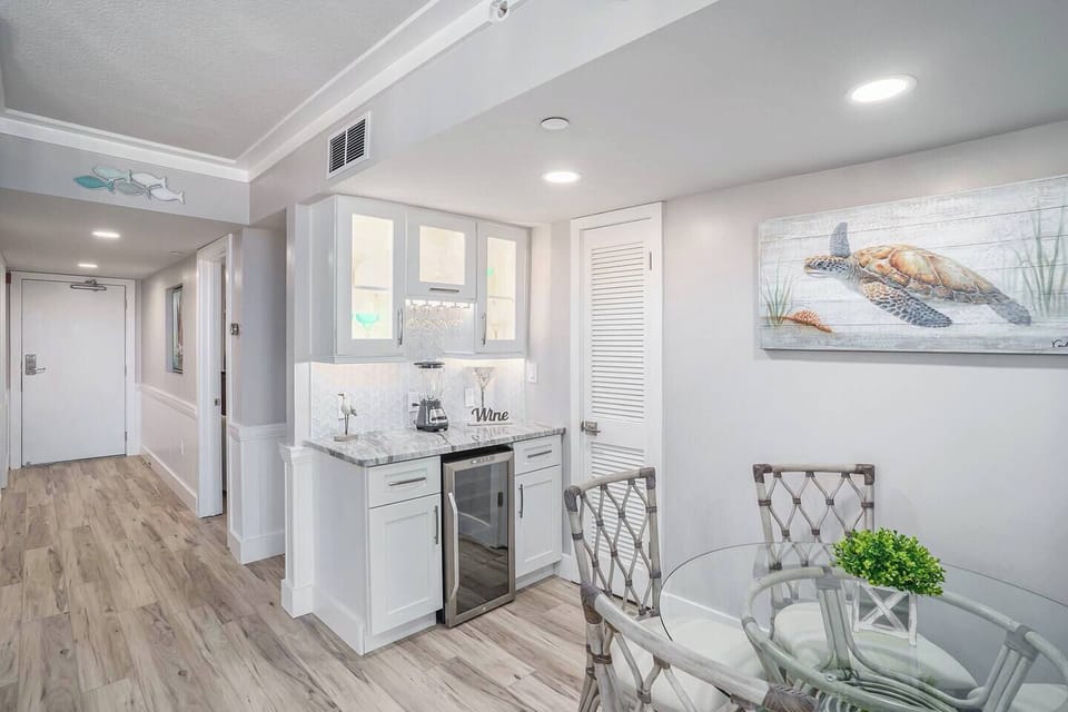 Wet bar and dining area
