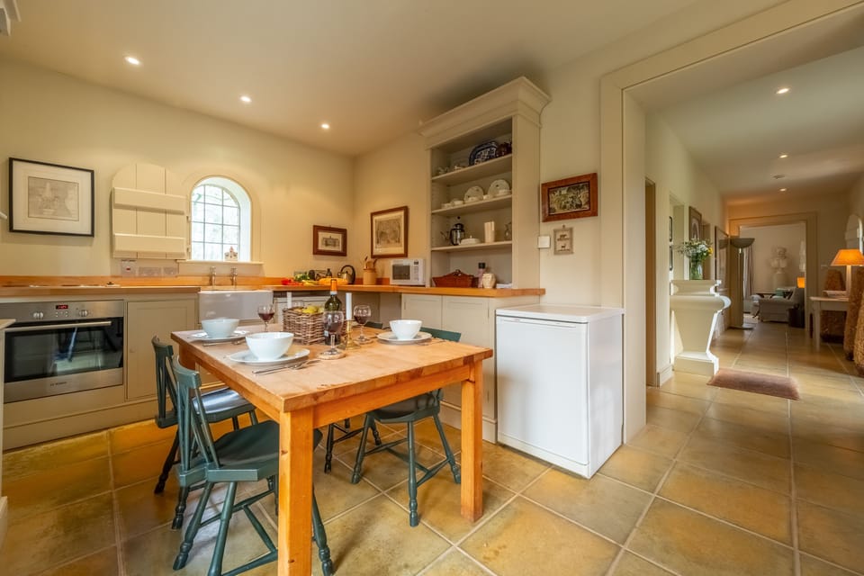 The well-equipped country kitchen with dining table
