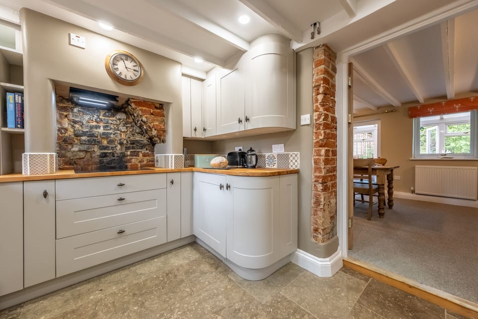 Ground floor: Arriving in the kitchen from the dining room