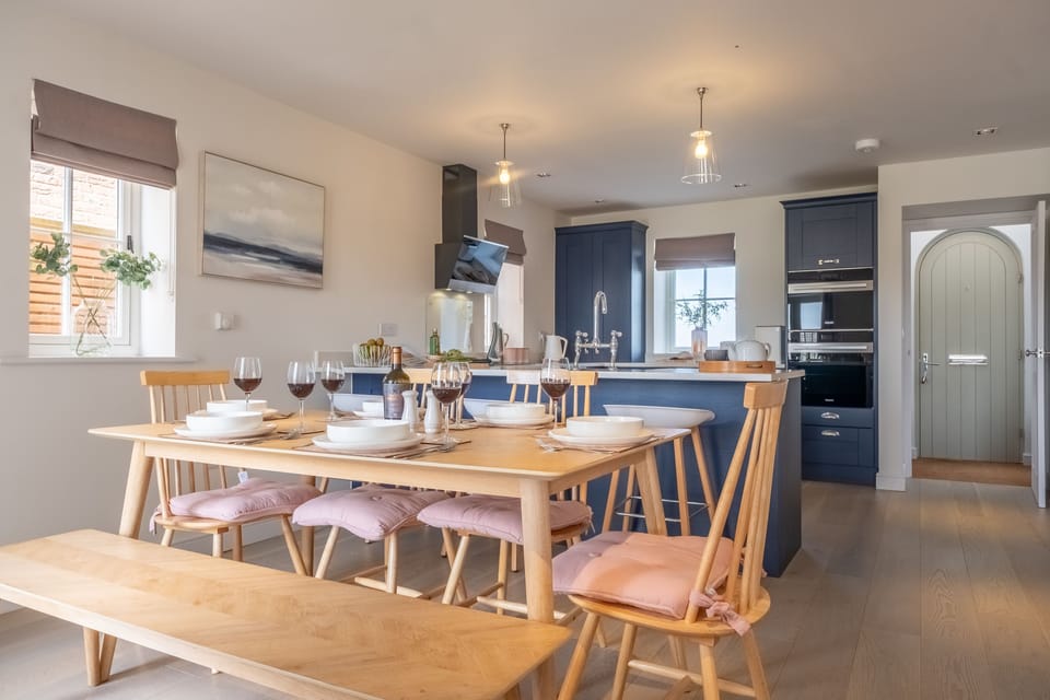 Ground floor: Dining area with seating for six