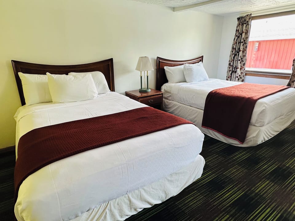 2 Queen Beds near Cedar Point