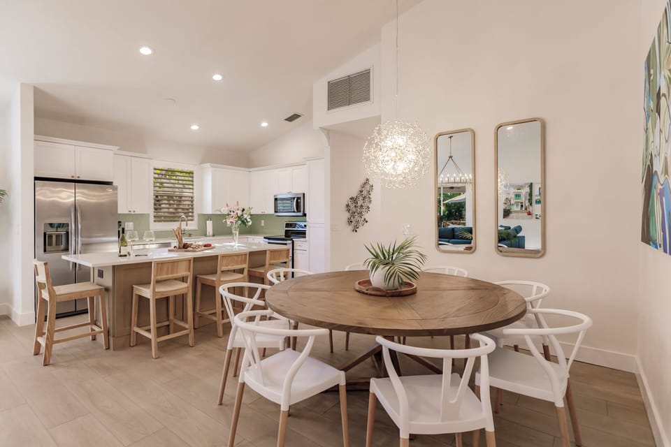 Large dinning room table to seat 10 people