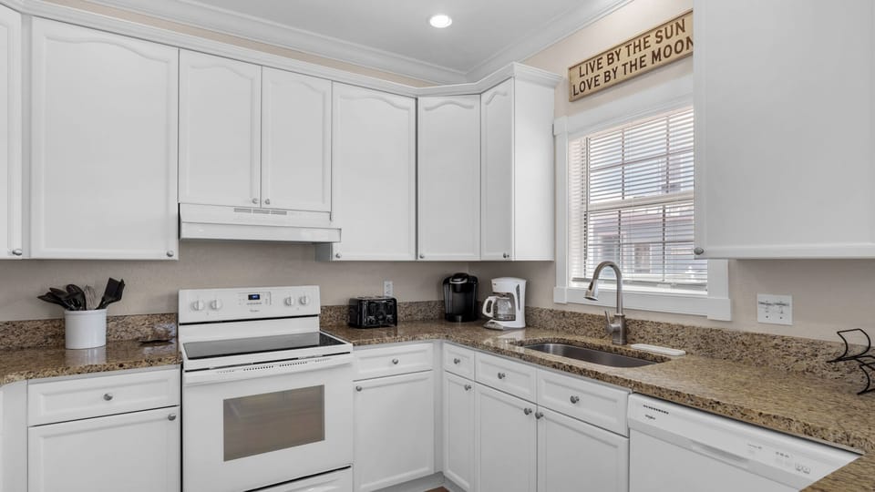 House, Multiple Beds, Patio (Moon Glow) | Private kitchen | Coffee/tea maker