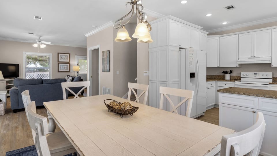 House, Multiple Beds, Patio (Moon Glow) | In-room dining