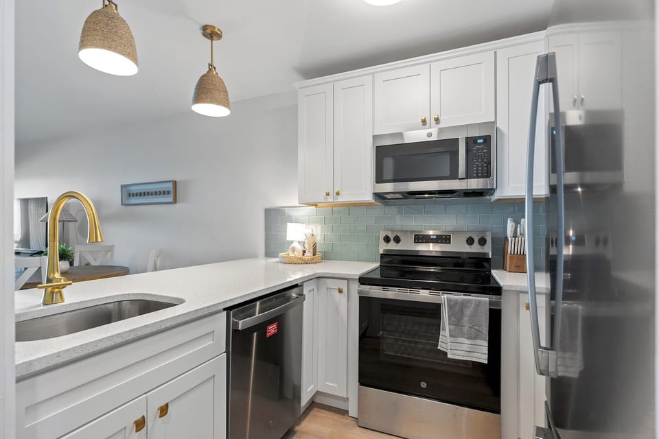 All modern appliances to make meal preparation a breeze.