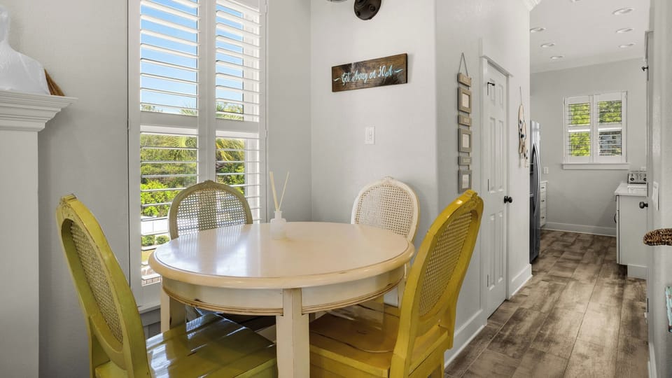 House, Multiple Beds, Pool Access, Pool View (Lazy Days) | Dining
