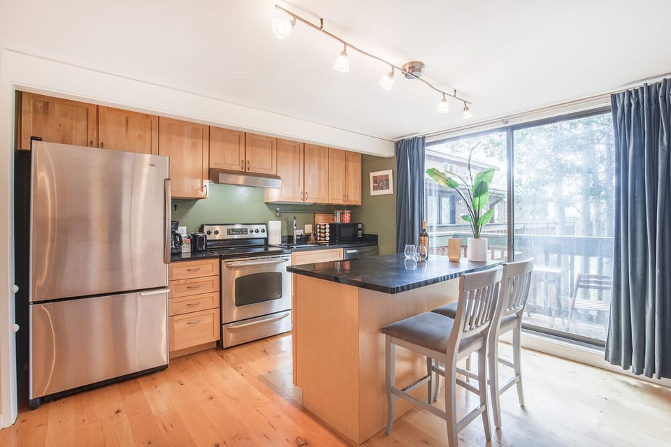 Full kitchen