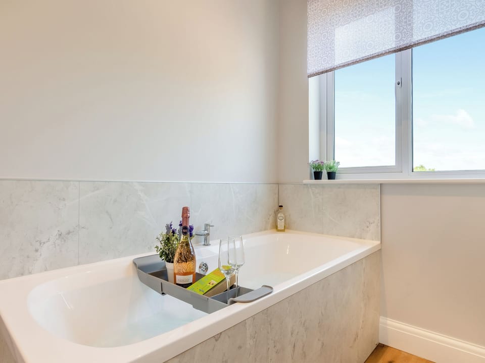 En-suite Bathroom - Room 2 | Llwyncelyn Farmhouse, Clynderwen
