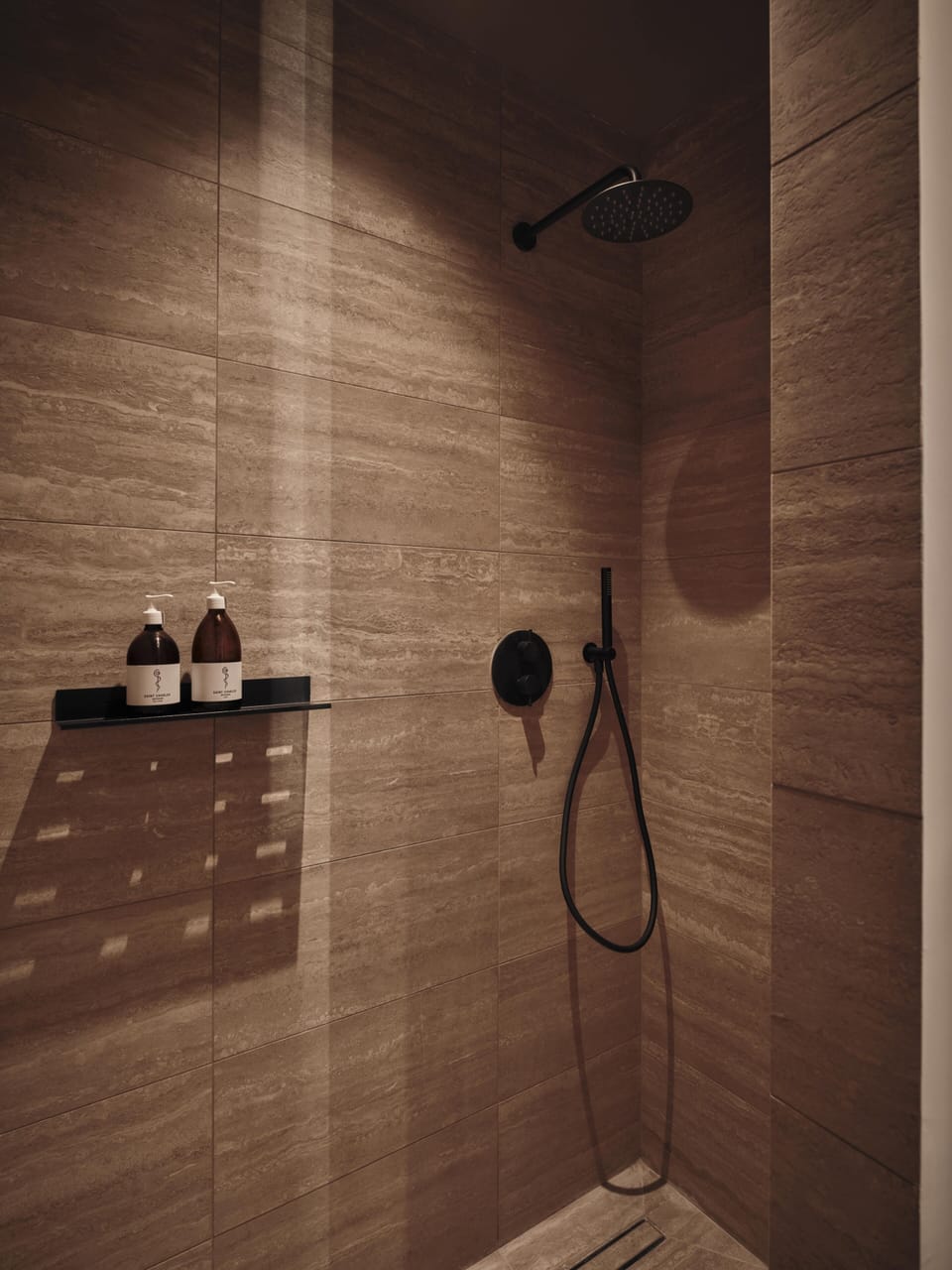 Shower, rainfall showerhead, free toiletries, hair dryer