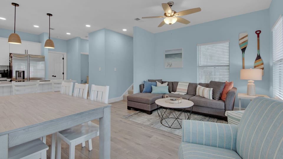 House, Multiple Beds, Pool Access, Pool View (Blue Pineapple) | Living area | 42-inch flat-screen TV with digital channels