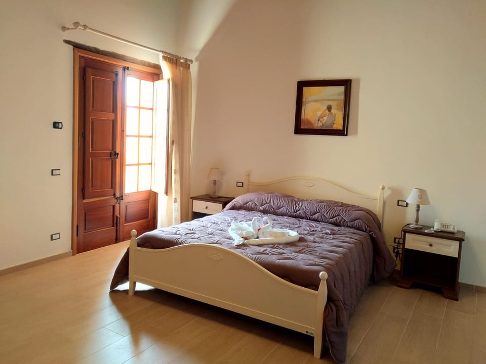 Deluxe Room, Sea View | Hypo-allergenic bedding, minibar, desk, free WiFi