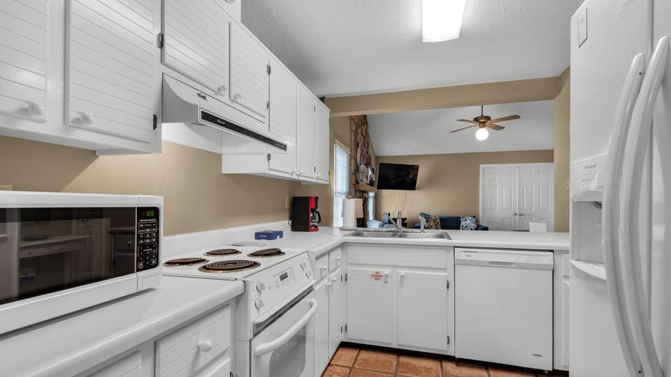 House, Multiple Beds, Patio, Garden View (Reel Relaxing) | Private kitchen | Dining tables