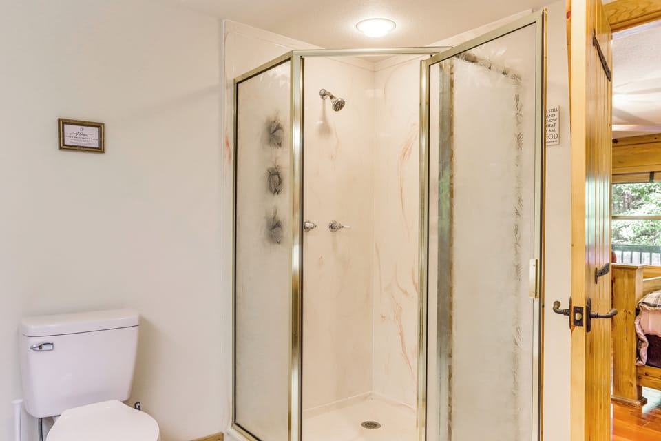 Full Bathroom | 1st Floor | Complimentary Toiletries