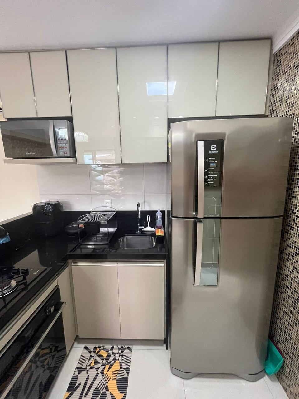 Family Apartment | Private kitchen | Fridge, microwave, stovetop, cookware/dishes/utensils