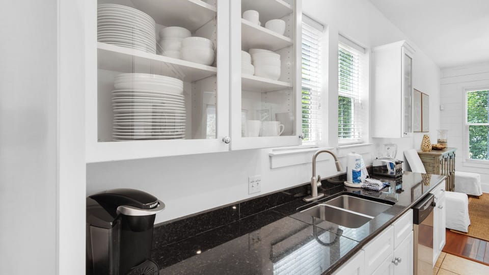House, Multiple Beds, Pool Access, Pool View (139 N Ryan St) | Interior