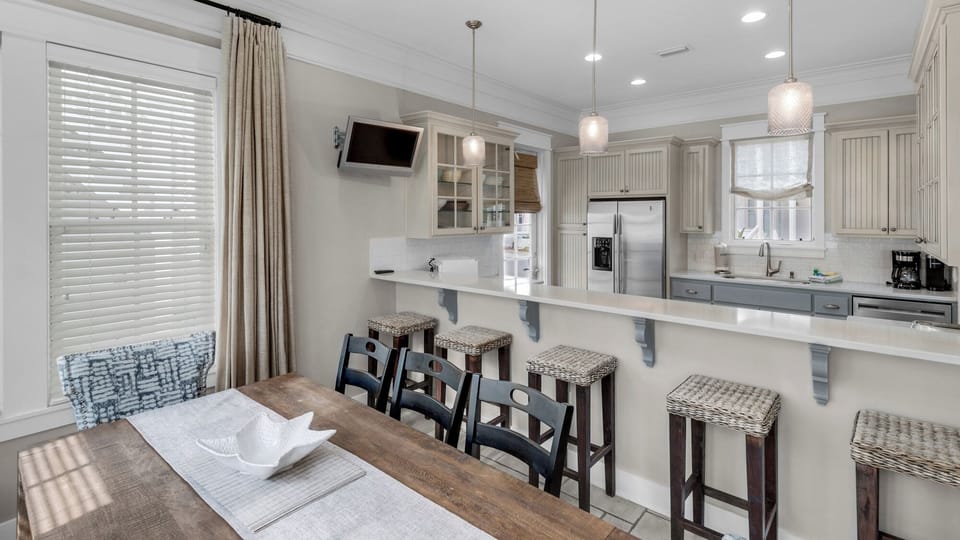 House, Multiple Beds, Pool Access, Pool View (Walking on Sunshine) | Private kitchen