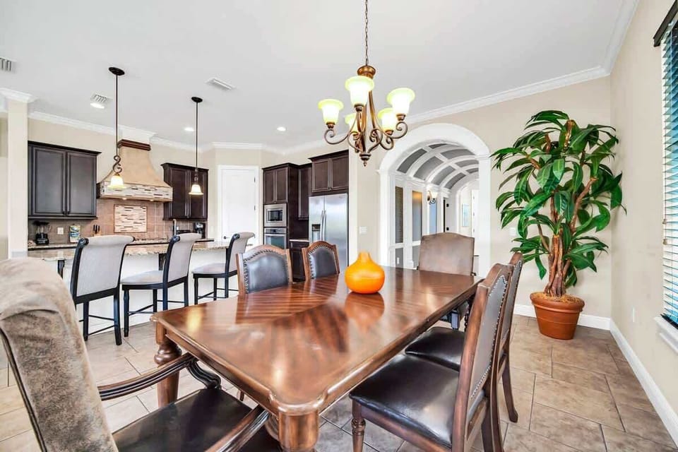 Elegant Dining Area for Family Gatherings and Meals