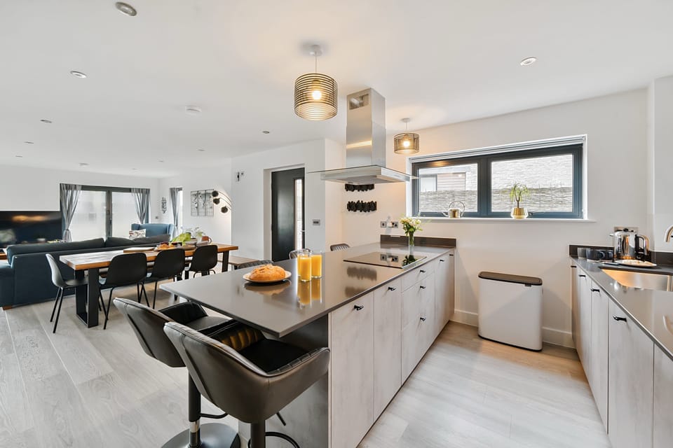 Acorn House, Silverlake, Dorchester: A bright open-plan layout