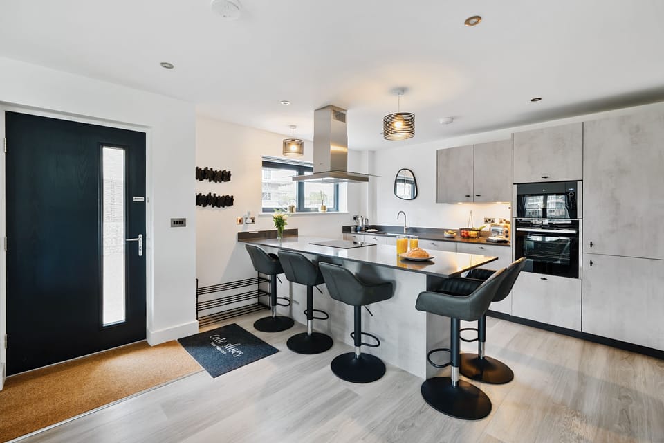 Acorn House, Silverlake, Dorchester: Gather around the breakfast island