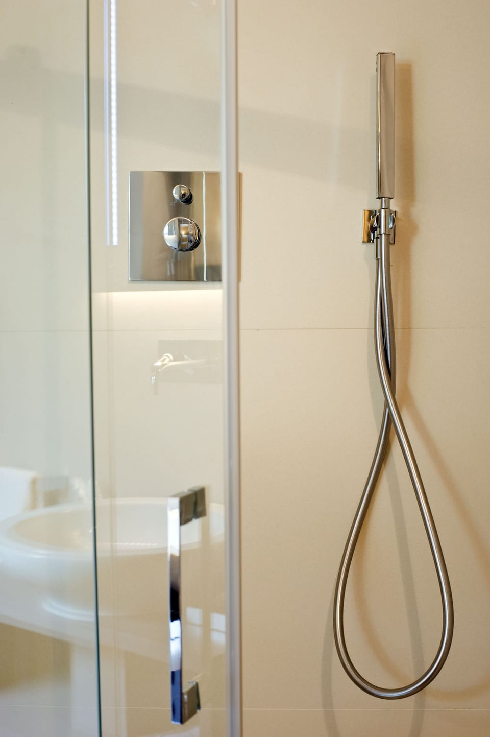 Shower, rainfall showerhead, free toiletries, hair dryer