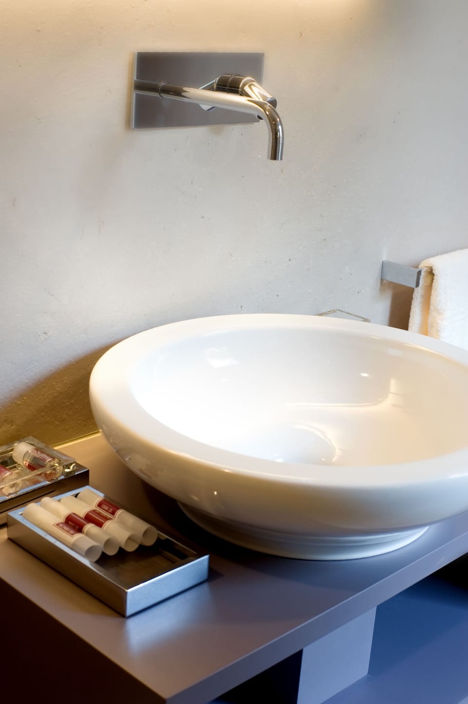 Shower, rainfall showerhead, free toiletries, hair dryer
