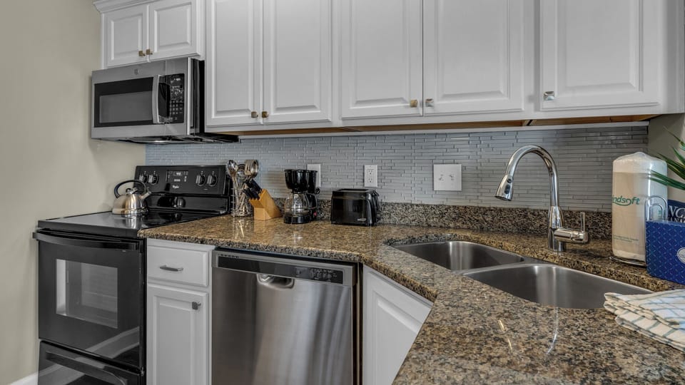 Studio, 1 Queen Bed, Kitchen, Garden View (Sandpiper Cove 8120 - No Pets Allowed) | Private kitchen